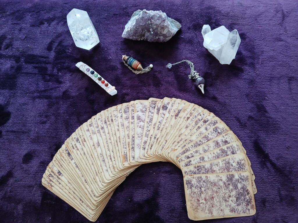 Photo du premier jeu de Mme Line (Oracle Belline, Tarot de Marseille, Pendule)